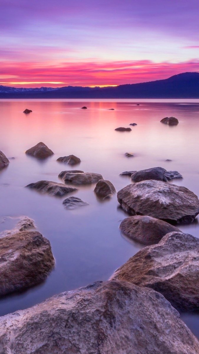 Lake Tahoe's scenic golden hour right after the sunset near the Sierra Nevada mountains in California, US  🇺🇸