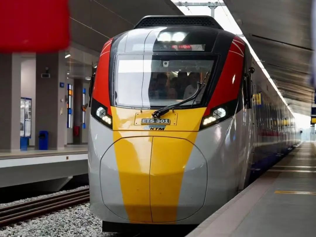 On August 23 local time,  Supreme Head of Malaysia piloted the inaugural ETS3 meter-gauge EMU train, developed by CRRC ZELC from Kuala Lumpur Station to Kluang, Johor, completing the journey in approximately 3 hours and 30 minutes.