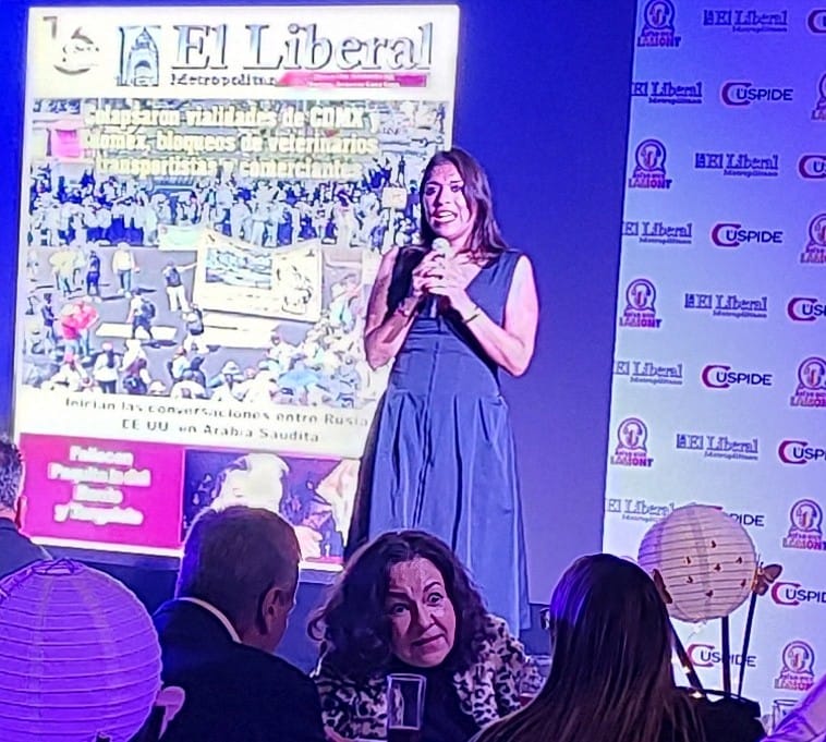 La Asociación Rafael Banquels representada por el Lic. Enrique Selvas, felicita al periodista y locutor Federico Lamont, por el décimo primer aniversario del programa de radio Así lo Dice Lamont.
Festejo en Club de Periodistas de México, anfitriona; Martha Grez. Liberal y Cúspide