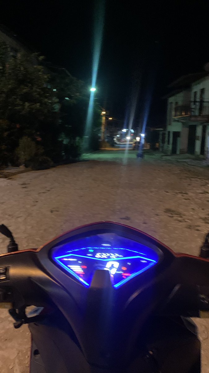 maredealma's tweet photo. pilotar moto é meu dipirona https://t.co/Apf5hfglue