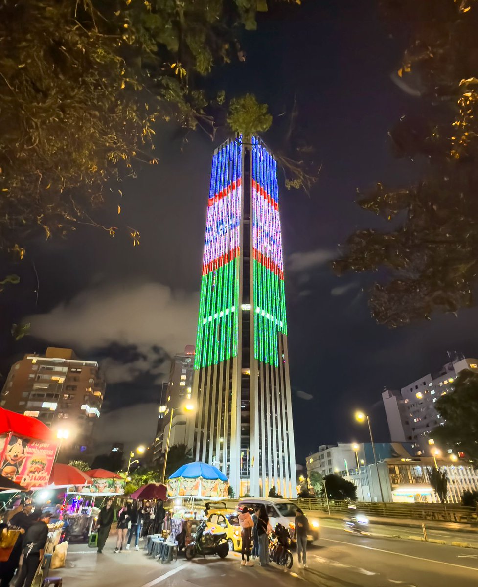 ⚫️La torre Colpatria se iluminó con los colores de Cali rindiendo un homenaje a las víctimas del atentado que sufrió la ciudad la semana pasada📸.

Fotos: Mauricio Moreno /  El Tiempo