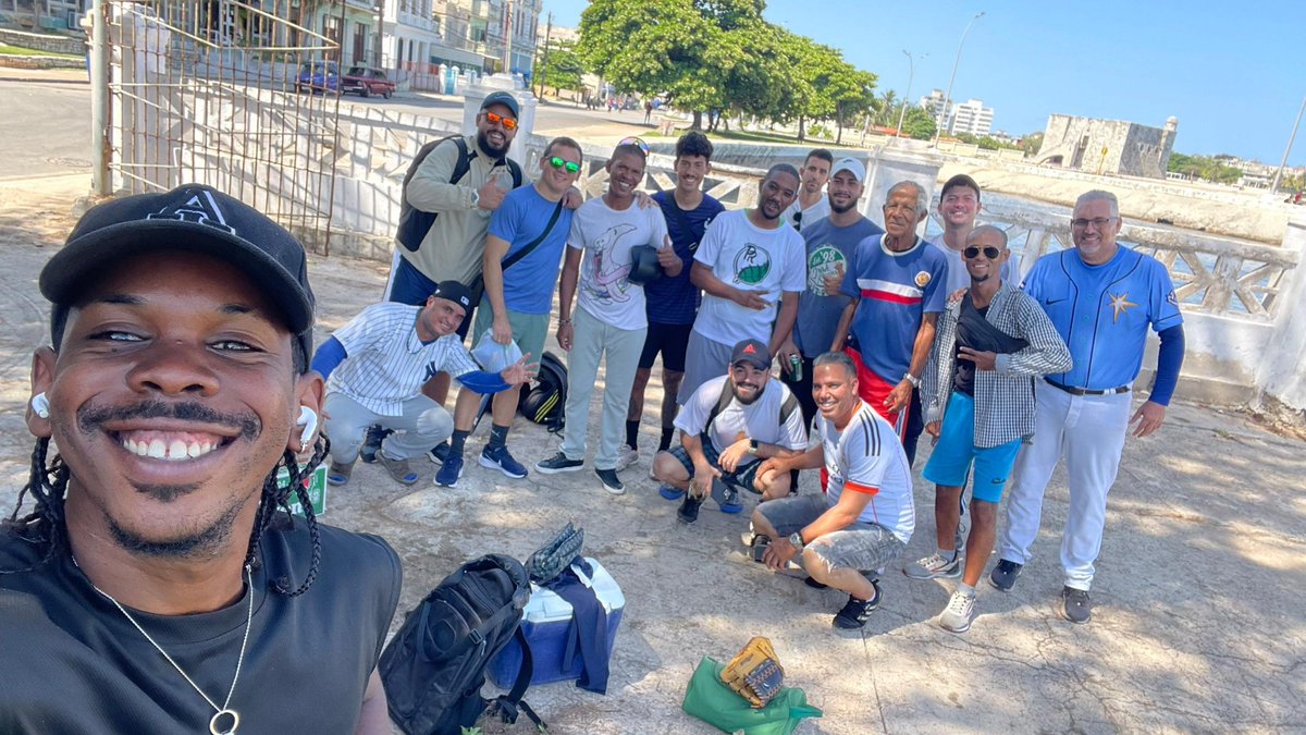 CorderoReynier's tweet photo. #mlbxespn @orlandoduke26 hoy en la Habana Cuba el Grupo de WhatsApp Aquí se Habla Béisbol y ahora viendo el juego, saludos VIVA Cuba brot https://t.co/R6lxHgQJxR