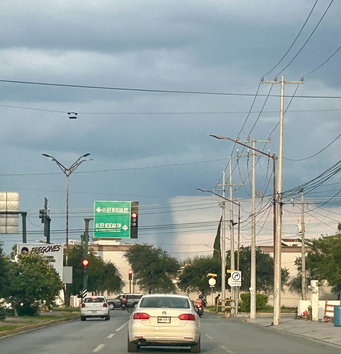 La cortina de lluvia… hacia el rumbo de Apodaca….