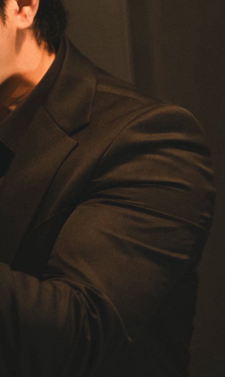 다시 보니 팔뚝 오ㅏ..!! 역시 오운완 요정다우셔 🧚 정장이 살려달라고 소리치는걸요 🫢🫢