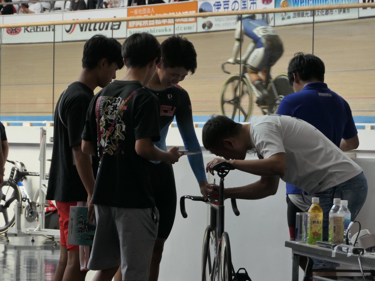 全日本トラックではカイヤとシンジの野生あふれる戦いに興奮した。これぞ、この２人の争いだった。悔しそうだった中野慎詞はよりパワーアップするだろう。学生にサインを求められたワッキーが入念にフレームにサインしていたシーンも良かった。
「えっ、ここ！？って思いましたよ！（笑い）」（脇本）