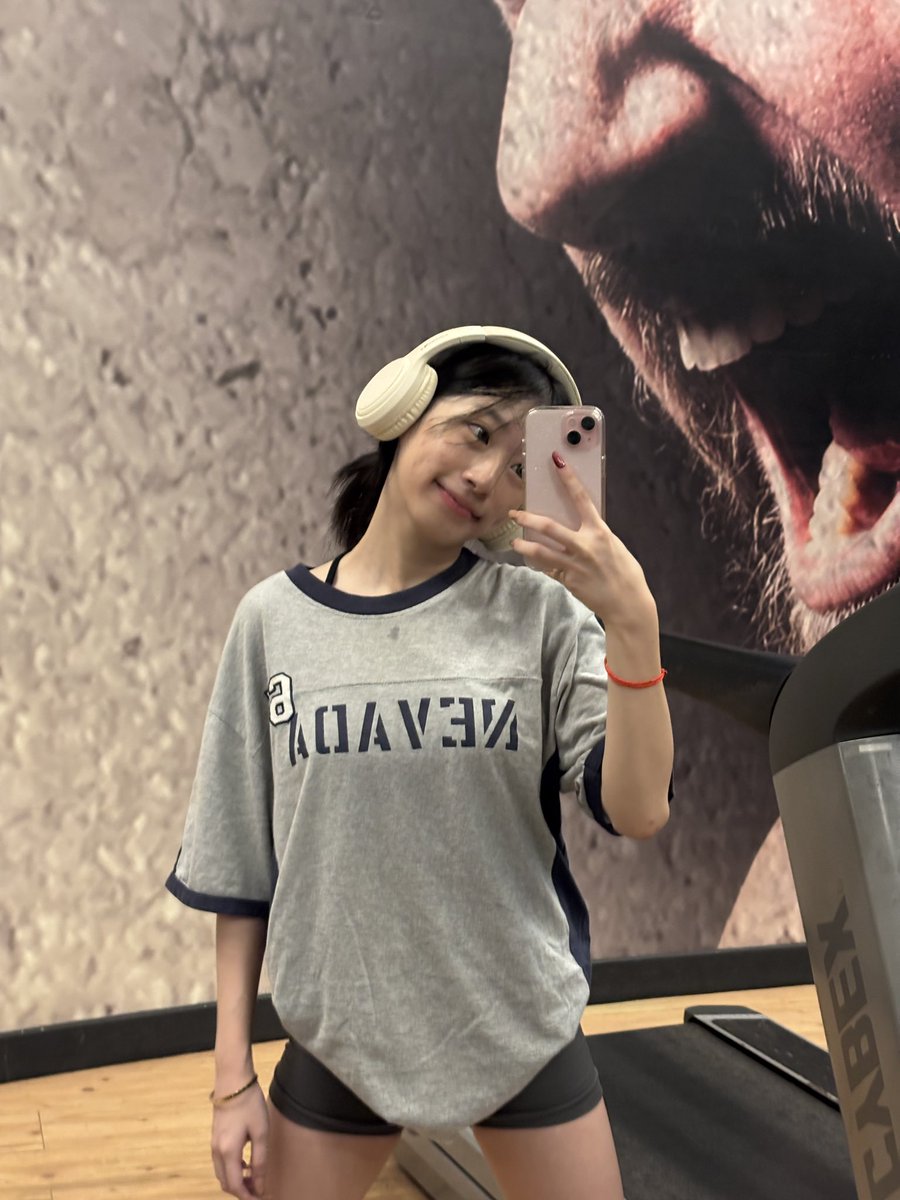 sequirrels's tweet photo. daym, i just found out that im literally treadmill height…. 😃 https://t.co/S9idmfenLi