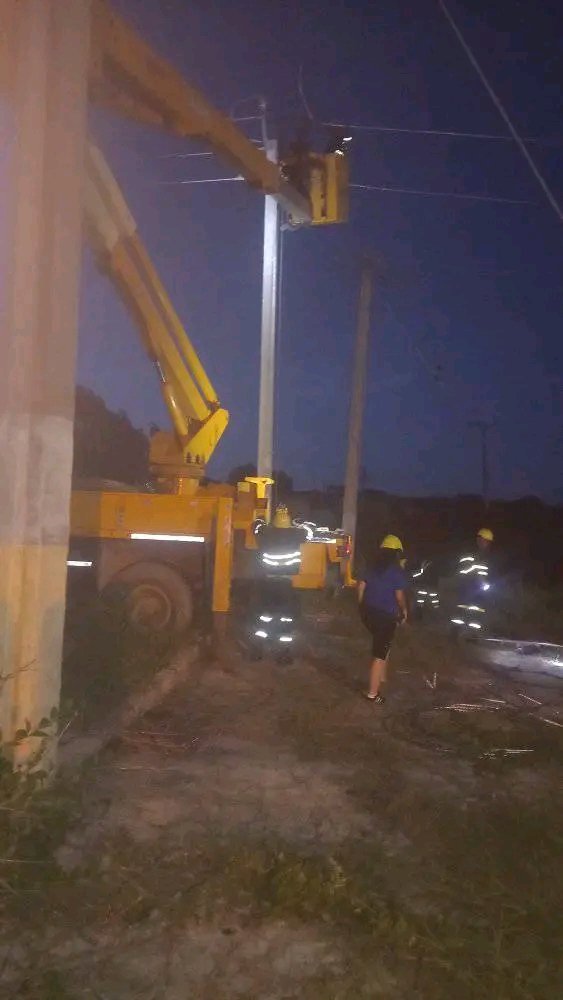 ¡Unidos por Santa Clara! 💪⚡ Brigadas de #SanctiSpíritus y #VillaClara trabajando sin descanso para restablecer la electricidad tras la avería en la Subestación de la Zona Industrial. ¡La fuerza de #Cuba en acción!
#VillaClaraConTodos