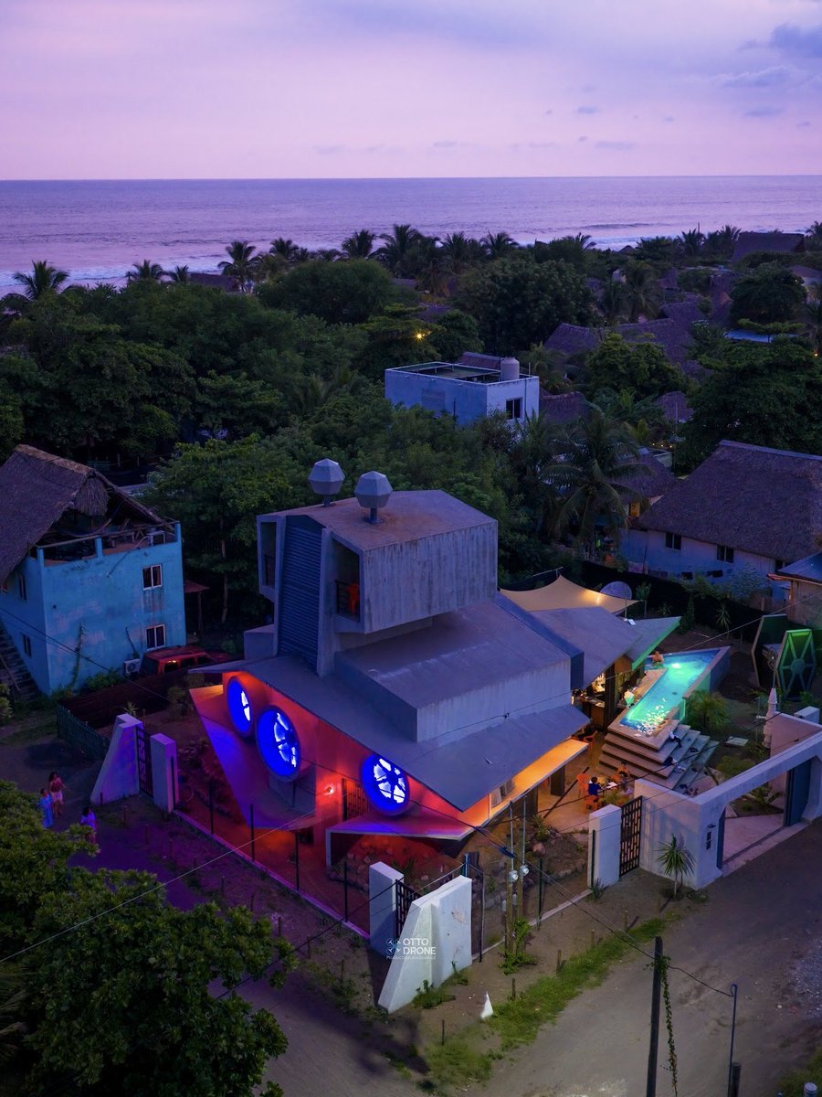 Spaceship Restaurant, Playa El Paredón, Escuintla.
