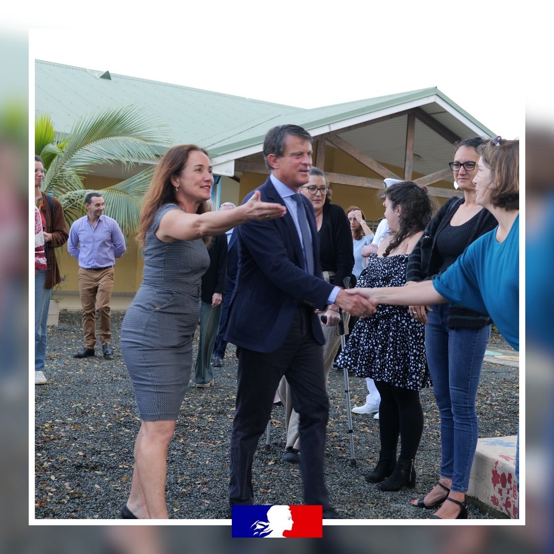 🔵 Visite officielle du ministre d’État, ministre des Outre-mer en Nouvelle-Calédonie.

#ÉtatQuiSoutient | Le ministre des Outre-mer Manuel Valls a assisté à la rentrée scolaire à l’école primaire Édmond-Desbrosse, ce lundi matin, à Nouméa, aux côtés du haut-commissaire Jacques