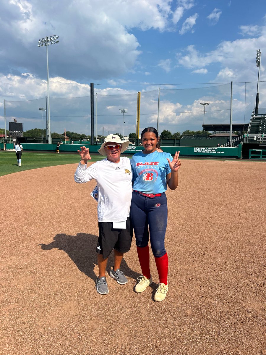 Always so much fun in San Marcos with <a href="/TXStateSoftball/">Texas State Softball</a> !!! thank you coaches for having me!! #EatEmUp 🐾🐾 <a href="/ScottWoodard8/">Scott Woodard</a> <a href="/Rw15Woodard/">Ricci Woodard</a> <a href="/CoachTrevTXST/">Joshua Trevino</a> <a href="/BlazeUnited16u_/">Blaze United 16u</a> <a href="/_ECSoftball/">East Central Softball🥎</a>