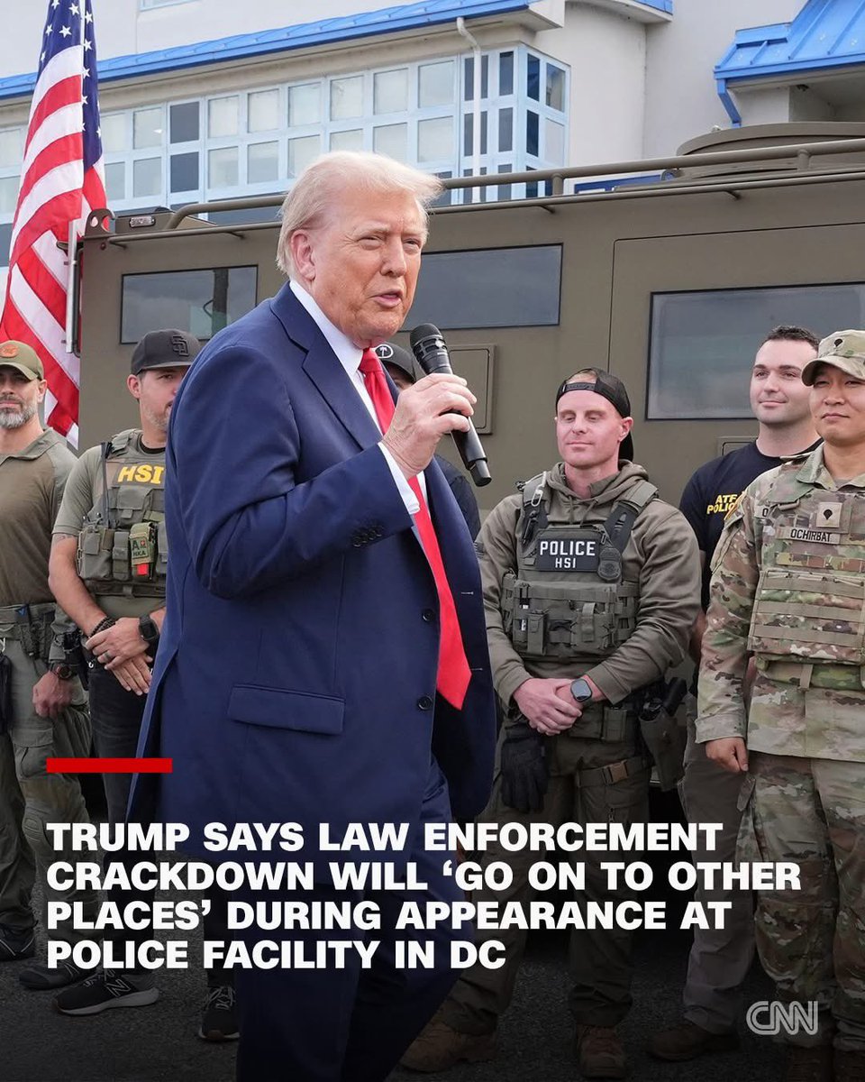 Очирбат гэх Монгол залуу Трамын өөдөөс харж зогсож байна. Төрийн тусгай албанд алба хаадаг бололтой