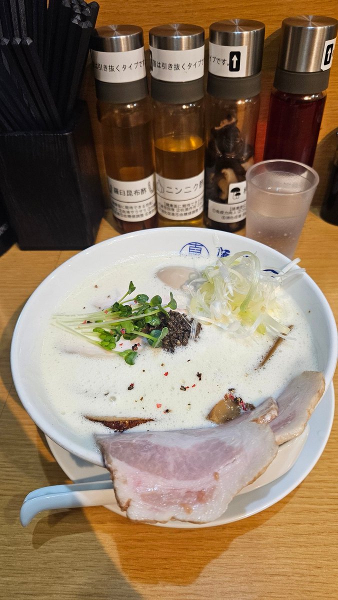 麺屋 真星さん
濃密コク旨泡鶏白湯チャーシューらーめん  塩味

濃密さとコク、食べやすさを兼ね揃えた絶品泡鶏白湯！
ゼラチン質のモッタリ感ではなく、丸鶏や鶏ガラの肉感を強めに感じました✨
味変のトリュフペーストもリッチ感が出て美味すぎる😂
肉三種もめっちゃ美味い大満足！
ご馳走様でした！