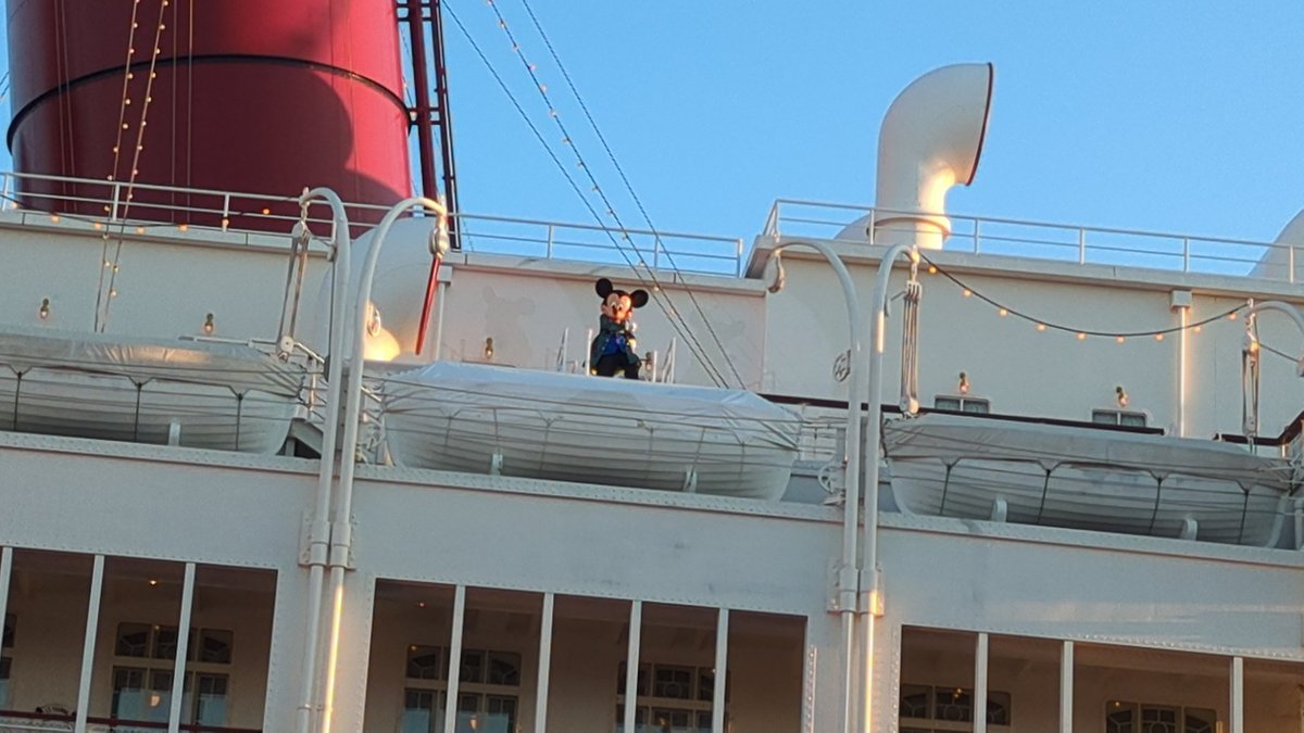 明日、シーに行こうかと
見納めを何度してる気がするが、今度こそ見納めだと
車で行くので日が暮れた回を見ようかな
開園待ちは日陰予定