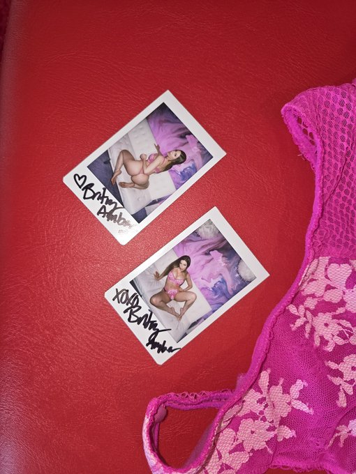 Watch Britney Amber's leaked NSFW photo on TwXstars