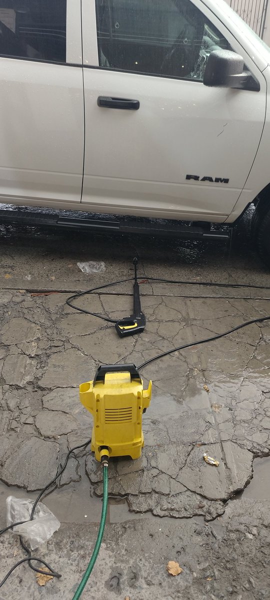 Lavando la camioneta y lloviendo pffffff