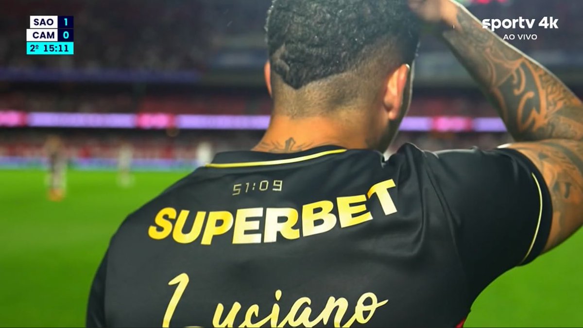 O terceiro uniforme do São Paulo, em homenagem ao título mundial de 2005 contra o Liverpool, destaca um detalhe especial: o minuto exato da histórica defesa de Rogério Ceni na cobrança de falta de Steven Gerrard. 

📸 [Reprodução/SporTV]