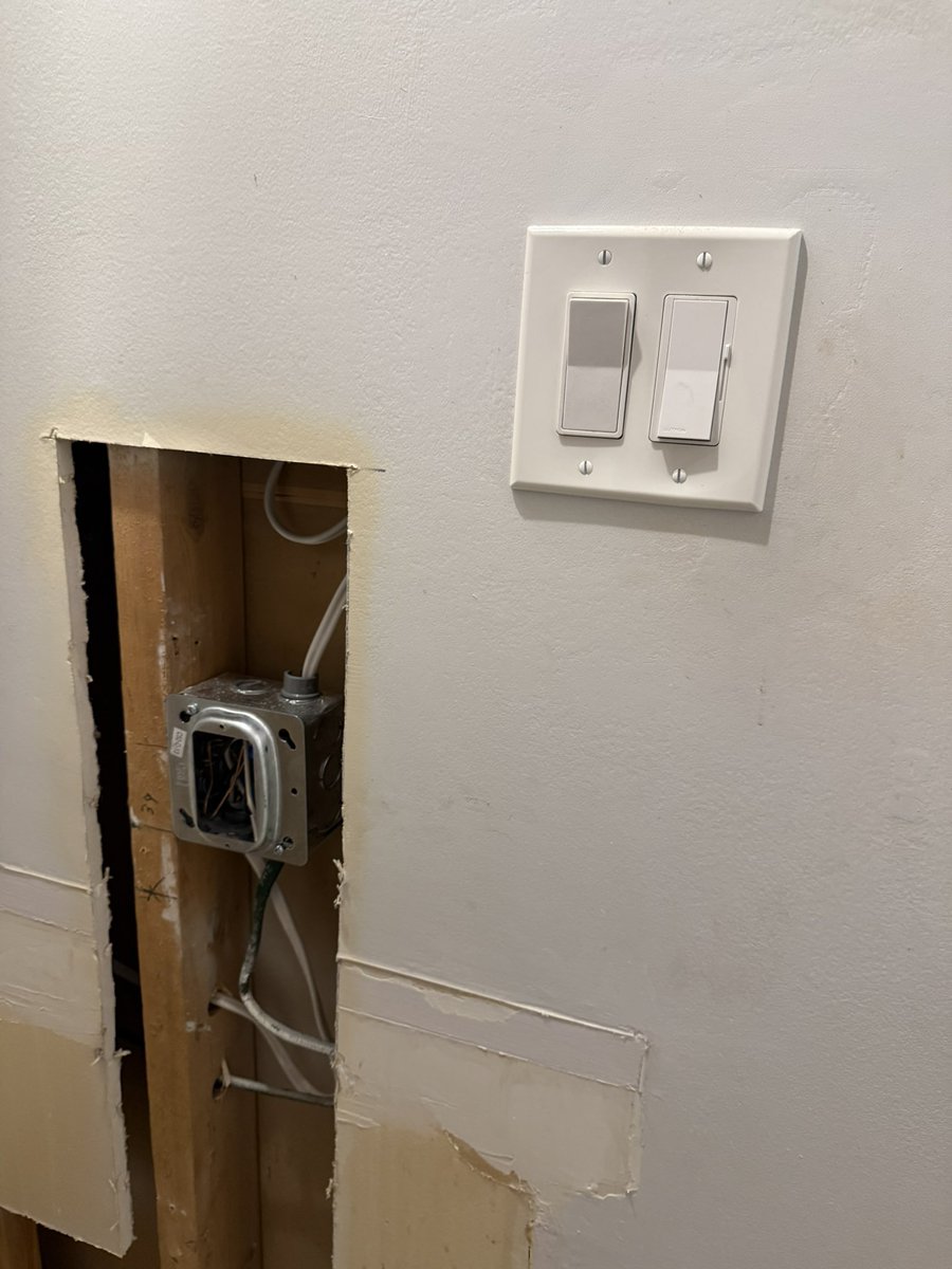 バスルームリノベ3日目

配管工(plumber)が忙しいということで
先に電気工 (electrician)が配線工事

ウォシュレットの電源(outlet)追加

鏡上のライトを撤去して
シンプルに天井ライト
大を1つ　小を3つ　追加
でかい鏡をつけて明るさアップ

中途半端な高さにあった電源位置を少し下へ