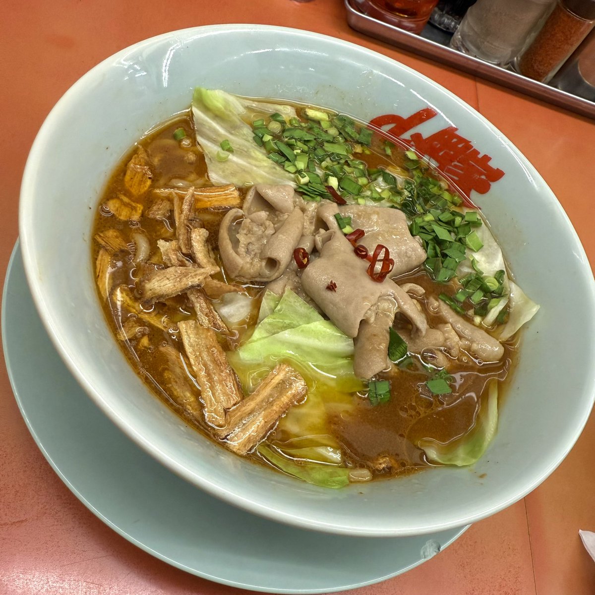 山岡家 期間限定・もつ醬油ラーメン

ニンニクが効いた醬油だれに、柔らかく煮込まれたモツ・ニラ・キャベツ・揚げごぼうが乗ったスタミナラーメン仕様

ライブの帰路ここに着いたのが22時頃で、なんと待ちが13組もいて、そこから1時間ちょい待つハメに
どんだけ人気やねん山岡家…

#ラーメン
#山岡家