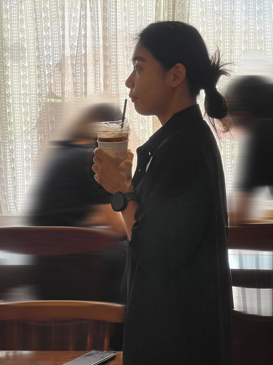 가만히 서서 한참을 바라보는데
정작 와서는 한다는 말이
내가 언제 저런말을 했대