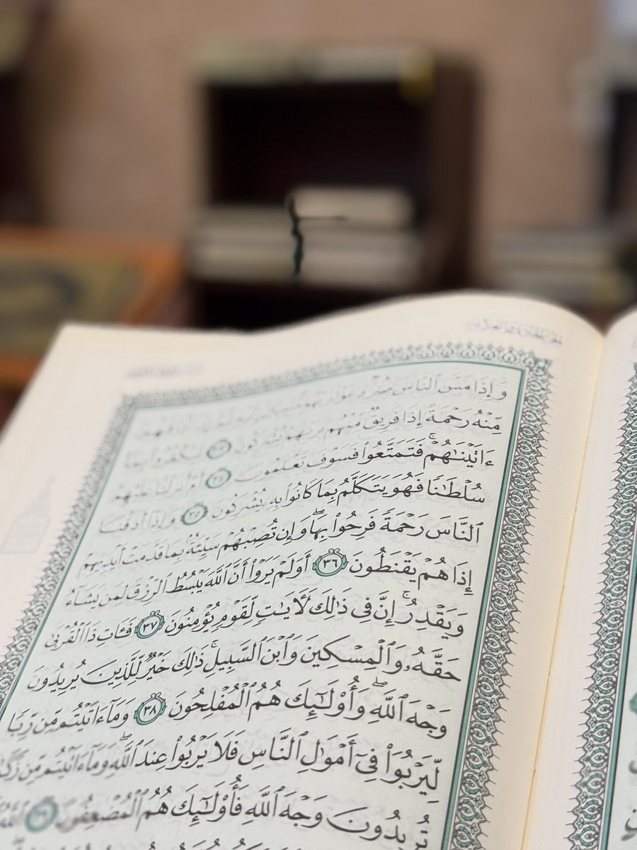 في هذا الوقت تحديداً احب هذا المكان وهذا الهدوء وهذي الخلوه .. ادعوا تارة وتارةً استغفر " والمستغفرين بالأسحار " اقرأ كلام الله واتوقف عند بعض ايته اتفكر .. احب الرياضة والجيم واشرب القهوة واتسوق واسافر وصحتي ونفسيتي ولله الحمد اكثر من ممتازه ويطلقون علينا صحويون 😊