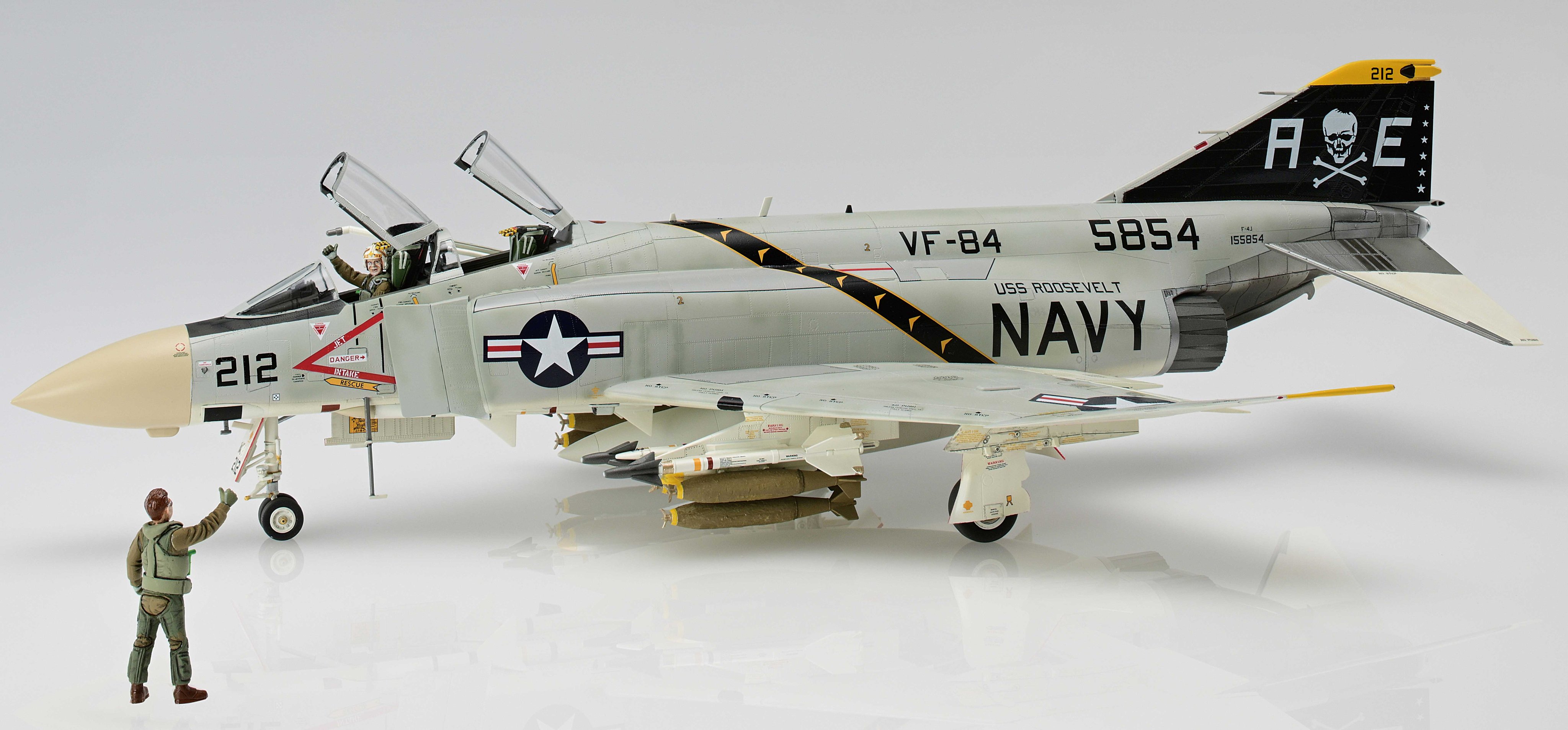 アカデミー 1/48 F-4J &quot;VF-84 ジョリー・ロジャース&quot; プラモデル qqffhab Amazon | アカデミー 1/48 F-4J 