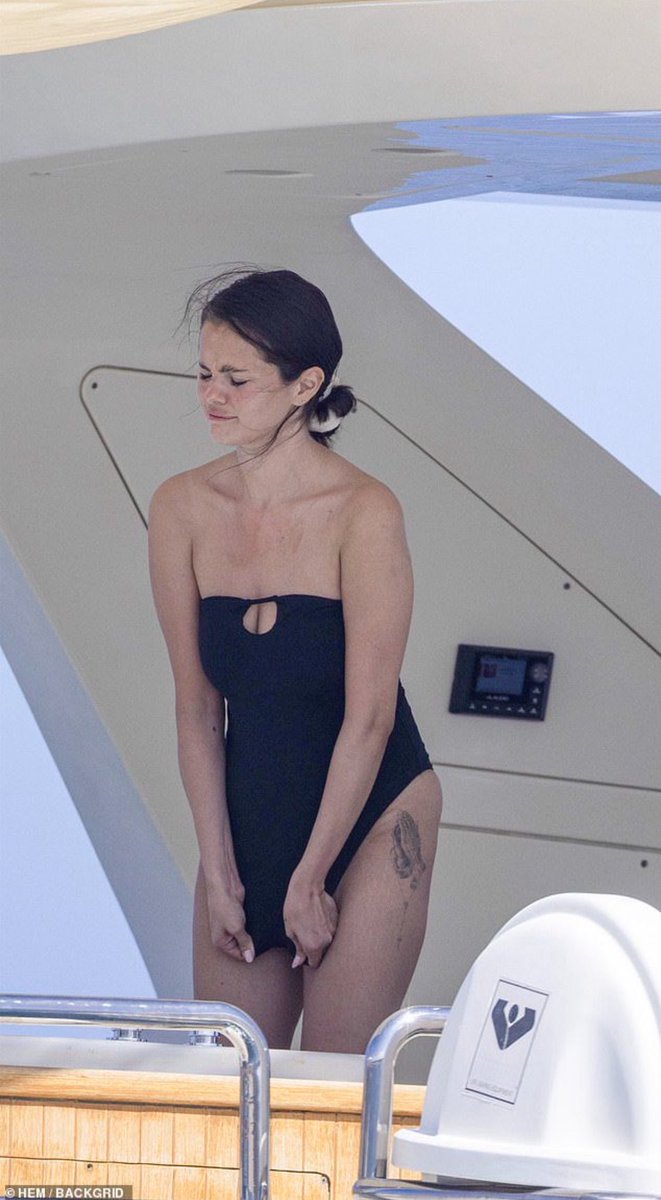 jarianaoutdid's tweet image. What happened to Selena Gomez?