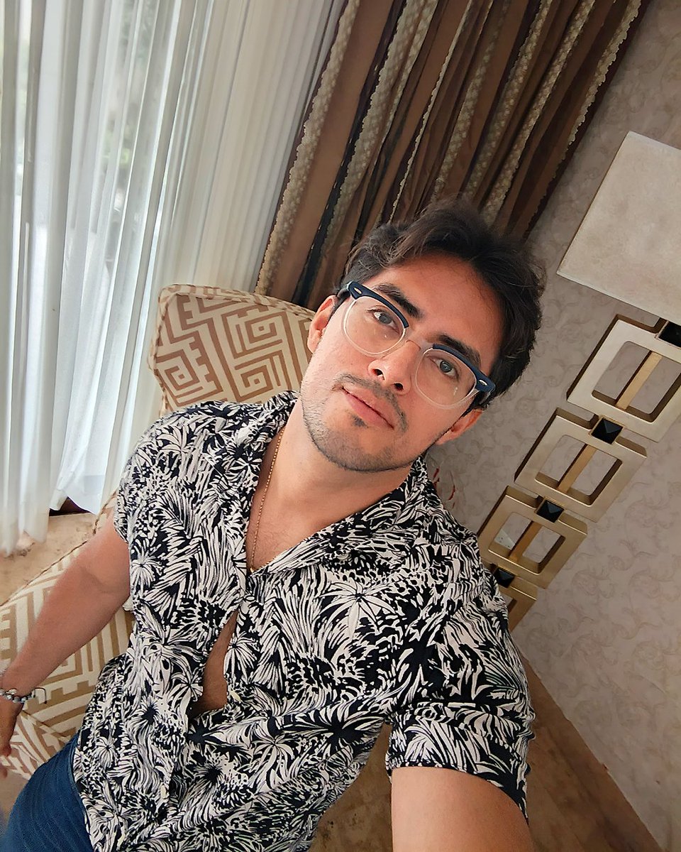 Un Nerd 🤓🫤 
.
.
.
.
#AugustVibes #2025Aesthetic #EcoLiving2025  #today #viral #style #photooftheday #instagood #follow #love #SelfLove #model #Ecuador #latinamerica