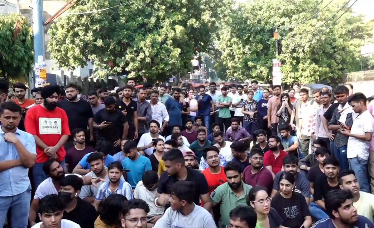 ErSSK3's tweet photo. Hamare Desh ka kitna bada durbhagya hai jo students ko ghar mein baithkar padhna chahie vah Aaj Delhi mein Ramleela maidan mein baithkar dharna de rahe hain aur fir bhi Sarkar unki sunane Ko taiyar nahin Hai un per Lathi charge Kiya ja raha hai unki baat nahin Suni ja rahi https://t.co/wxAlg4KA2X