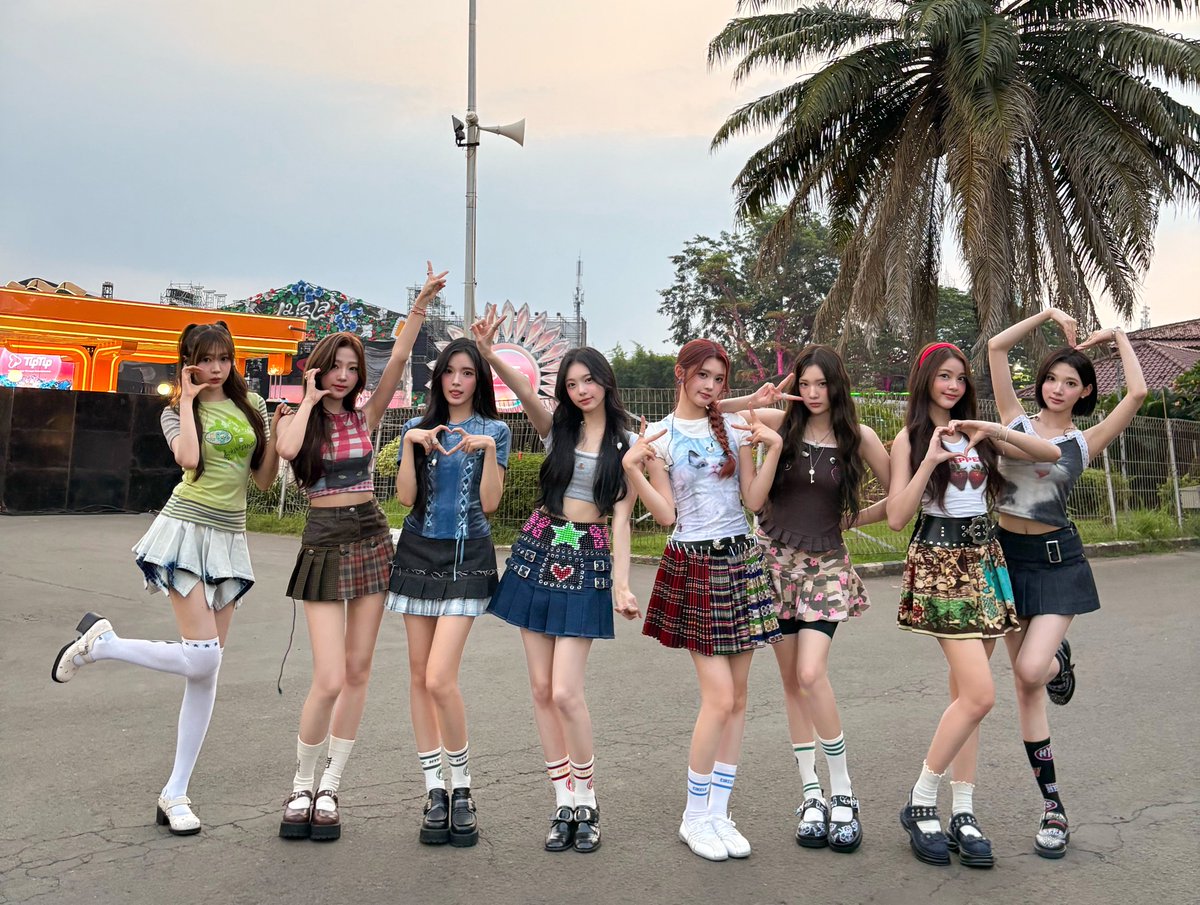 하츠투하츠, 인도네시아 대규모 음악 축제 ‘라라라 페스티벌’ 완벽 접수!
세계적인 팝스타들과 한자리에! 현지 첫 무대로 뚜렷한 존재감 각인
역시 ‘2025년 최고의 신인’! 데뷔 6개월 만에 신인상 3관왕 달성

m.entertain.naver.com/home/article/6…

#Hearts2Hearts #하츠투하츠 #H2H 
#LaLaLa2025