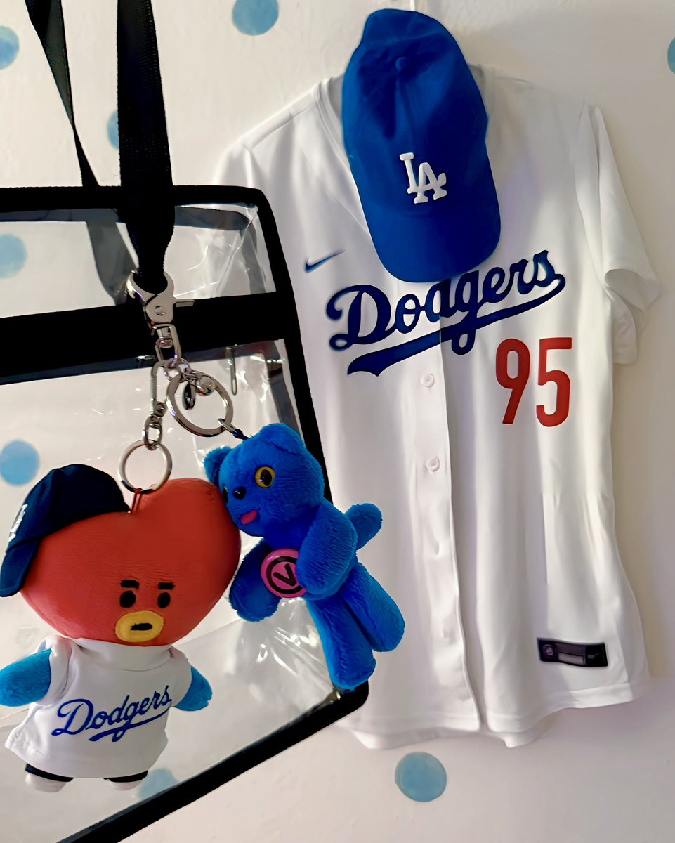 Applecookieee's tweet photo. Getting ready for tomorrow’s big day!

#VxDodgers https://t.co/tusp0JFrR7