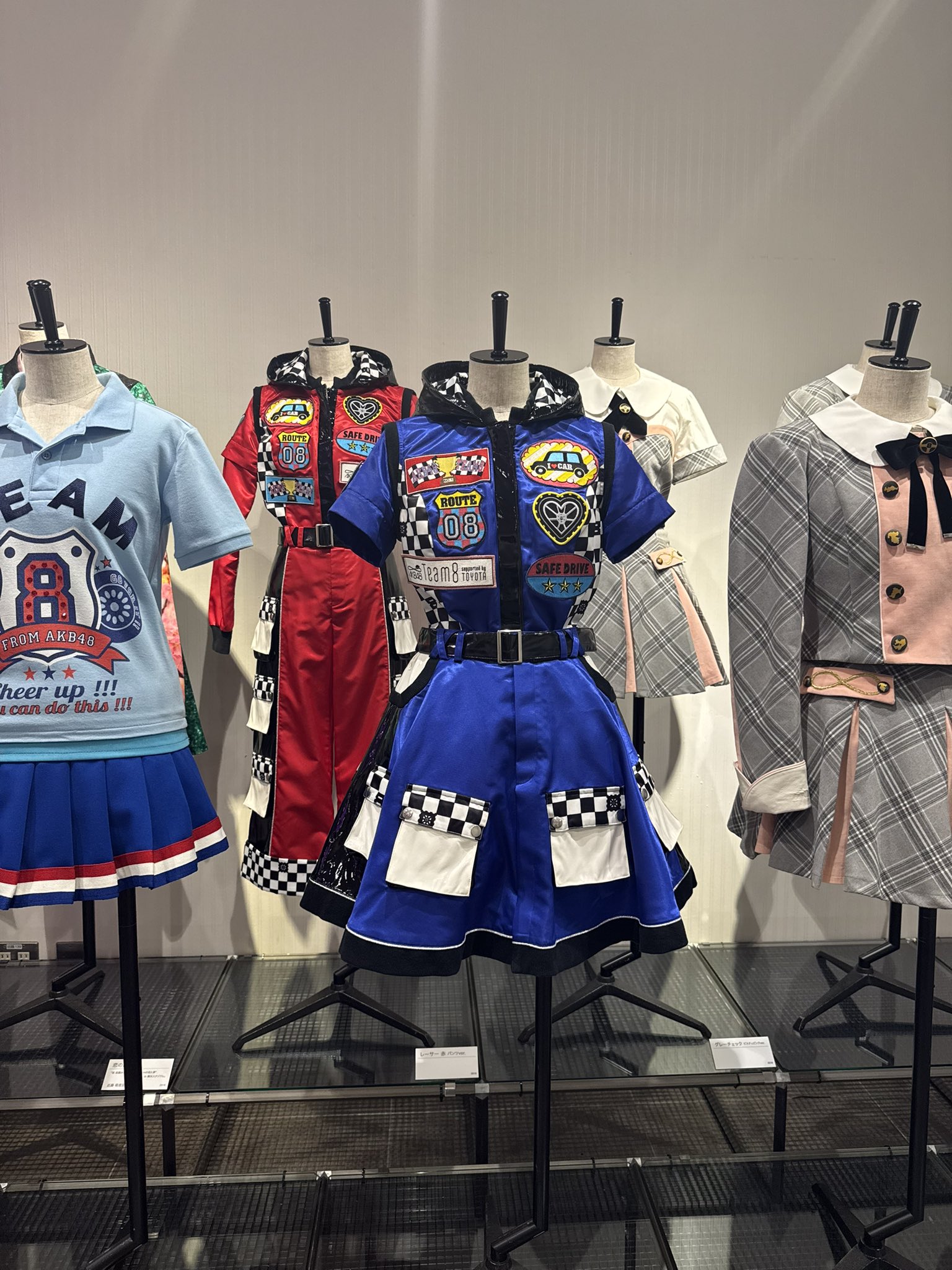 AKB48 大丸 チーム8 衣装展 衣装 キーホルダー 桜チェック レア 蜂 5/13(土)10時発売】チーム8歴代衣装キーホルダー受注販売の