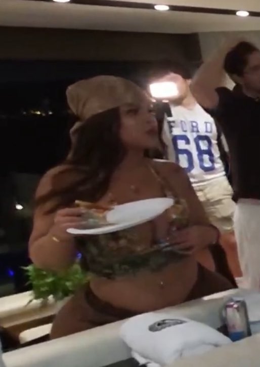 EricIvanVT2's tweet image. Como sale en todos lados esa culo gordo JAJAJAJA