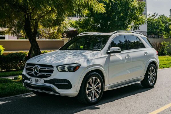 ElDatoEcua's tweet photo. #Urgente JOSÉ SERRANO CUENTA CON DOS AUTOS DE LUJO PARA SU MOVILIZACIÓN PERSONAL. 

José Serrano cuenta con un Mercedes Benz GLE 53 blanco, con rines negros placas de Florida, registrado a nombre de María Paula Christiansen valorado en 152.000 mil dólares y un Mercedes Benz C300 blanco, placas IVF-F69 de Florida, cuyo propietario es Rommy Vallejo valorado en 121.000 mil dólares.
