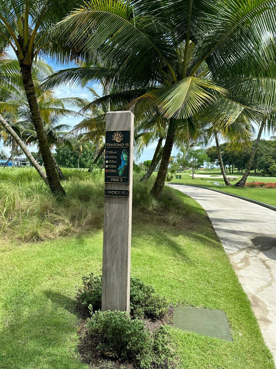 今日は雨が降っていないので、ゴルフに出発します。