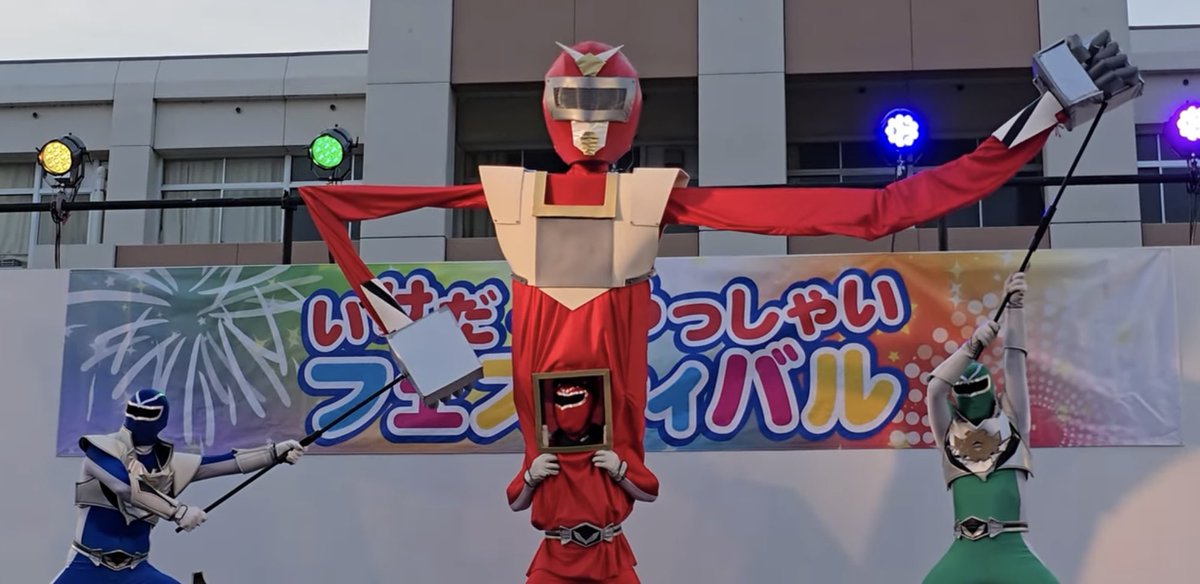 sentouin001's tweet photo. 「操り棒」を持ってるだけで「合体ロボ」と言い張るイケダレンジャーに今回も負けた…

#イケダレンジャー
#ブラックウォンバッド
#池田市
#いけだいらっしゃいフェスティバル https://t.co/WZq8VjCyRk