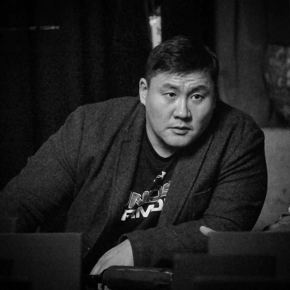 Бүх юм оройтсон... Хэро  

“Бурхан минь авьяасгүй хүнийг залхуу болгож өгөөч. Тэд дэндүү их хөдөлмөрлөх юм”  гэж  хаяа би цөхрөхөөрөө  залбирдаг. Авьяасгүй юм байж  арав, хорин ном бичээд гаргачихсан... бүр  дахиад ч бичнэ гэж айлгах. Кино  жүжиг хийнэ. Зарим нь  бүр дуулна,