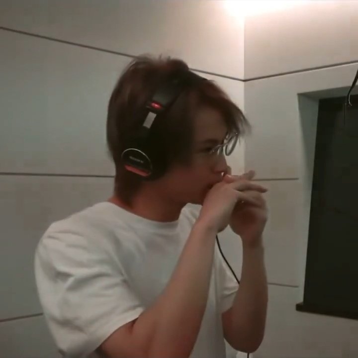 onyourmrkie's tweet photo. that cute childhood habit of mark >> biting his index finger joint 🥹🤏🏻 https://t.co/7sHF8nuW1U
