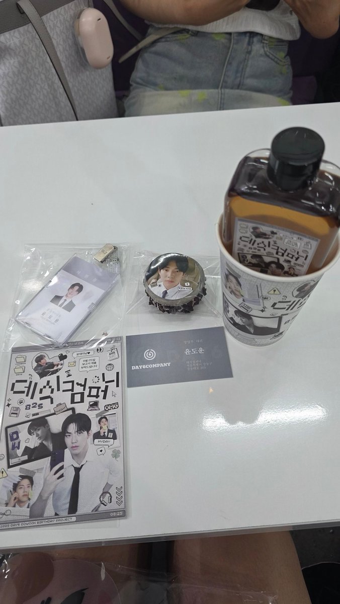 📍카페 이유

선착 도와준덕에 받고 첫 카페로 무사히 데식컴퍼니로 출근(?) 사랑스러운 윤부장님 보니까 너무 행복합니다 진짜 이런회사 어디없나요 있으면 당장 뭐든하는데 예쁜카페 꾸며주셔서 감사합니다🤍

#데식컴퍼니_8월25일까지_보고서제출_부탁드립니다