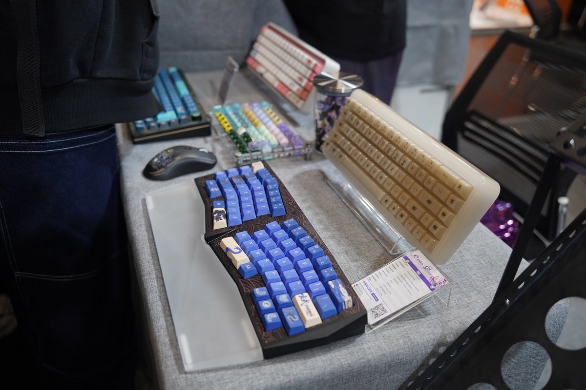 The most frequently asked-about keyboard at Akko's #gamescom2025 booth is here! 

Introducing the Year of the Snake Armor - Black Turtle-Snake XuanWu 玄武, with a complimentary wrist rest. 

Ready to launch this September (with the Green Snake version)!

#Gamescom2025 #gamescom