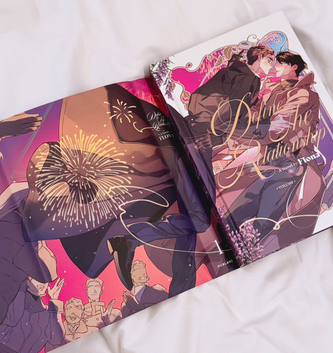 열허분,,, 영문 한정판 책이 정말 아름답습니다..(털썩) 커버를 펼치면 안에 차다님의 갓일러스트가 짜잔 하고 나오는데 오늘 이 안쪽에 사인들 받아가시더라고요🥹 금색이 잘어울리는... 아름다운.. 차다님의 아트... 
(배경이 아름다운데에서 내일 또 찍어보께요)