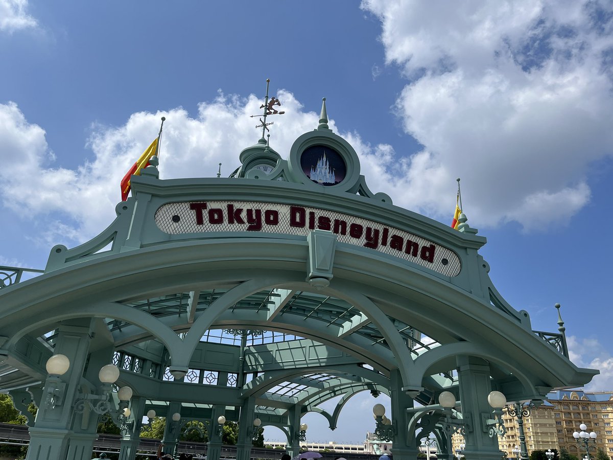 Dhampirager's tweet photo. 二人でディズニーランド🥰 https://t.co/Em3PHrifvu