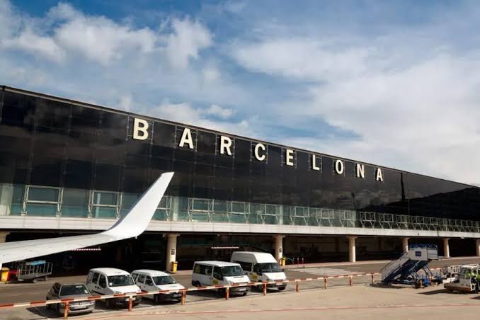 Barcelona'dan Fas'a giden çift, pasaportunun süresi geçtiği için 10 yaşındaki çocuklarını havaalanında bıraktı.