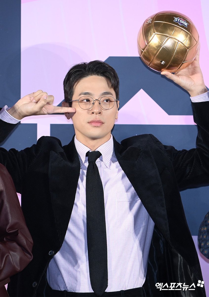 그냥 미남은 흔해...
근데 안경이 개잘어울리면서 생얼도 괜찮은 미남은 흔하지 않아............
박정민이 안경을 쓰고 멀끔하게 올때마다 심장이 육억오천칠백만삼백번 정도 조져짐
정민아 진짜.... #뎡말좋다...