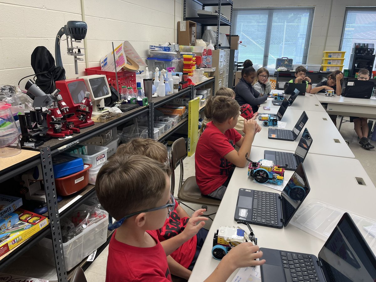 mlchenot's tweet image. Had our first Oak Ridge Elementary Robotics boot camp this weekend! So proud we were one out of three elementary schools learning to code!