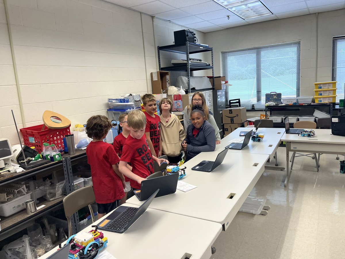 mlchenot's tweet image. Had our first Oak Ridge Elementary Robotics boot camp this weekend! So proud we were one out of three elementary schools learning to code!