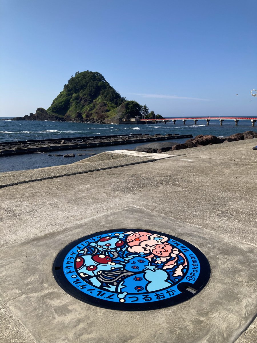 pokemon_pdc's tweet photo. 今日は、山形県鶴岡市の #ポケふた をご紹介！

鶴岡市は日本海に面しており夏は多くの海水浴客で賑わい、その中でも由良海水浴場は日本の渚選・快水浴場百選にも選ばれ、夕陽のコントラストが美しい海岸です。
https://t.co/iMvTkf4T1z
#ブルンゲル #ドククラゲ #メノクラゲ #プルリル #マンホール https://t.co/54sPLOA4Ne