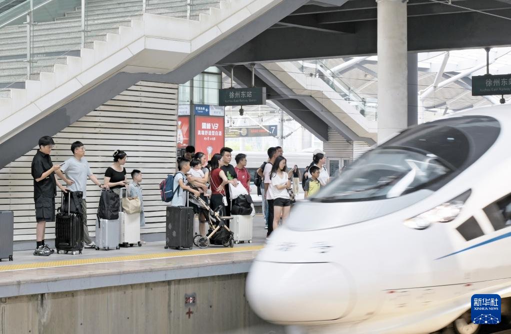 PDChinese's tweet photo. 【中國鐵路暑運發送旅客破8億人次】2025年中國鐵路暑運自7月1日啟動。中國國家鐵路集團有限公司8月24日消息，自7月1日至8月23日，中國全國鐵路累計發送旅客達到8.23億人次，同比增長6.4%，日均發送旅客1523萬人次。 https://t.co/w0YWeyQUR4