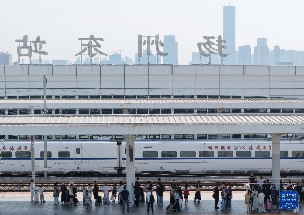 PDChinese's tweet photo. 【中國鐵路暑運發送旅客破8億人次】2025年中國鐵路暑運自7月1日啟動。中國國家鐵路集團有限公司8月24日消息，自7月1日至8月23日，中國全國鐵路累計發送旅客達到8.23億人次，同比增長6.4%，日均發送旅客1523萬人次。 https://t.co/w0YWeyQUR4