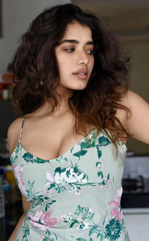 GzKhqOCWUAAzc8k?format=jpg&name=medium