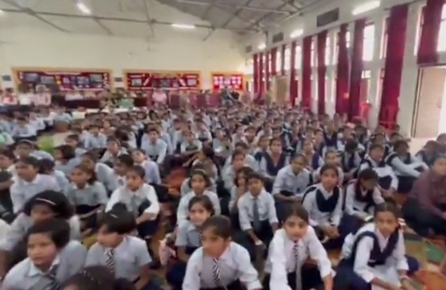 JaikyYadav16's tweet image. BJP सांसद अनुराग ठाकुर एक स्कूल के प्रोग्राम में गए हुए थे तभी उन्होंने मंच से बोलते हुए पूछा कि

अंतरिक्ष में यात्रा करने वाला पहला कौन था?
 
सामने बैठे सैकड़ों बच्चों ने एक स्वर में कहा- नील ऑर्मस्ट्रॉन्ग

अनुराग ठाकुर ने बच्चों के जवाब को काटते हुए कहा कि 

मुझे तो लगता है…